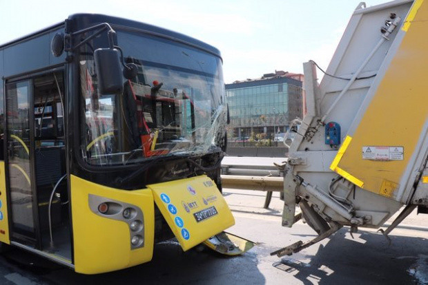 İETT otobüsü çöp kamyonuyla çarpıştı! Çok sayıda yaralı var - Resim: 0