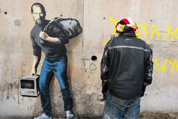 Banksy Apple'ın kurucusunu mülteci olarak çizdi - Resim: 1
