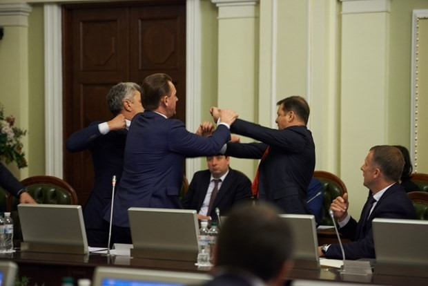 Mecliste yumruklu kavga vekiller birbirine girdi - Resim: 4