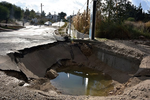 Yolun ortasında 4 metrelik çukur oluştu bakın neden - Resim: 2