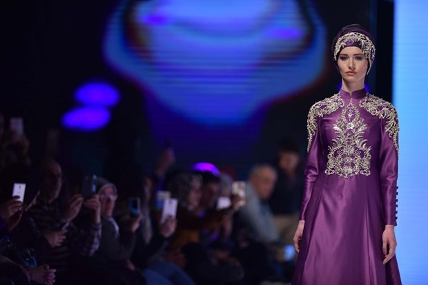 Tesettür defilesinde görünmez kaza - Resim: 2