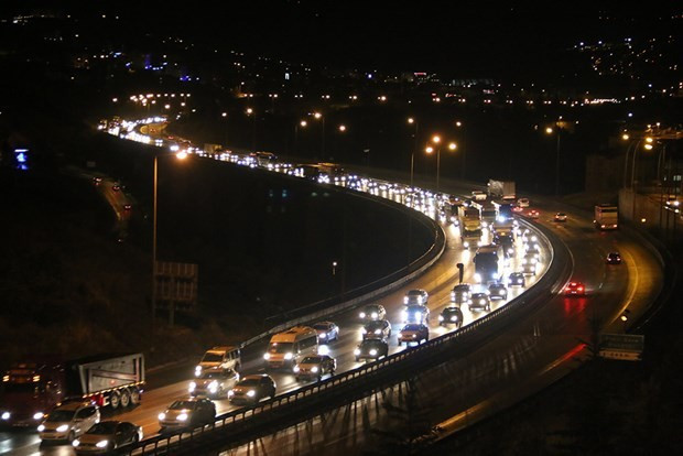 İstanbul dönüş çilesine bakın kuyruklar oluştu - Resim: 1