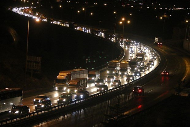 İstanbul dönüş çilesine bakın kuyruklar oluştu - Resim: 3