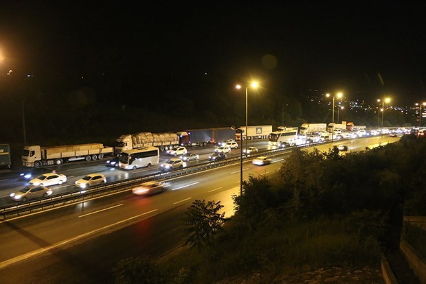 İstanbul dönüş çilesine bakın kuyruklar oluştu - Resim: 4