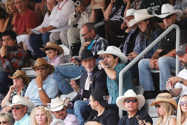 Dünyanın konuştuğu ilginç başbakan! Bu seferde kovboy oldu - Resim: 1