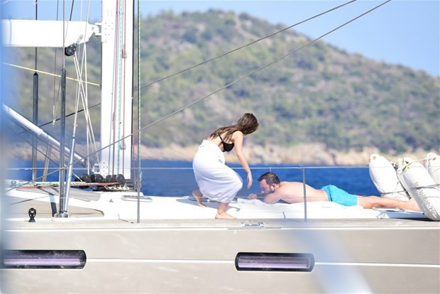 Bensu Soral kendini mavi sulara bıraktı sevgilisiyle tatiline bakın - Resim: 2