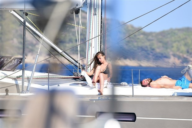 Bensu Soral kendini mavi sulara bıraktı sevgilisiyle tatiline bakın - Resim: 4