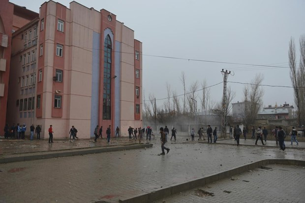 Van'da lise öğrencileriyle polis arasında gerginlik - Resim: 1