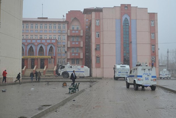 Van'da lise öğrencileriyle polis arasında gerginlik - Resim: 2