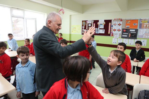 Binali Yıldırım, Çekmeköy Reşadiye Altan Yazıcı İlkokulu 2B sınıfını ziyaret etti.