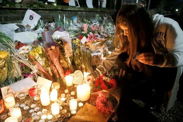 Dünyaca ünlü şarkıcıyı hayranları evinde andı - Resim: 2