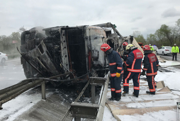 Sakarya'da feci kaza! Otoyol savaş alanına döndü - Resim: 1