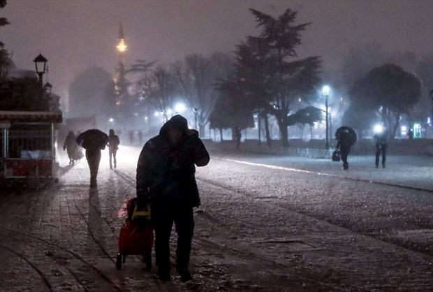 İstanbul'da kar kabusu araçlar yolda kaldı - Resim: 1