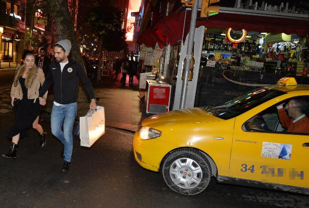 Ünlü aşıklar trafik kurallarını umursamadı bile... - Resim: 2