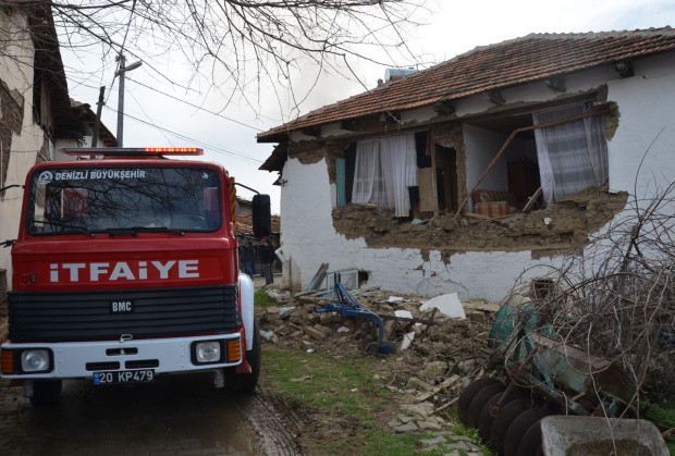 Denizli'de evi enkaza dönen aileye ikinci şok! Birbirlerine sarılıp ağladılar - Resim: 1