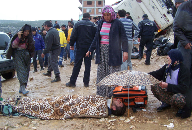 Futbolcu otobüsü uçuruma yuvarlandı - Resim: 3