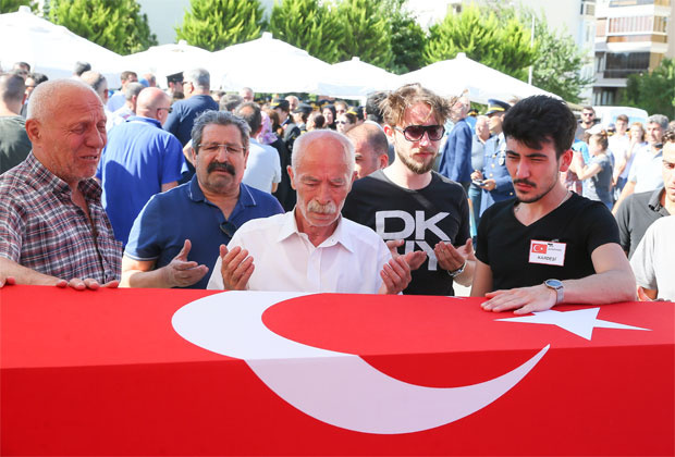 Şehit teğmen son yolculuğuna uğurlandı - Resim: 1