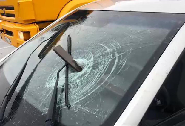 Rusya'da levha uçarak araç camından içeri girdi o anlar kameraya yansıdı - Resim: 0