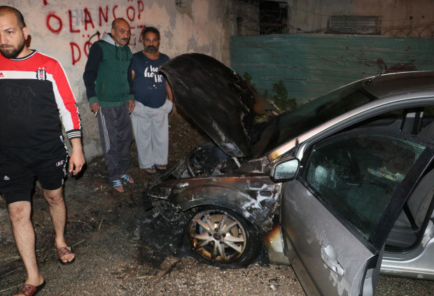 Adana'da park halindeki araç alev alev yandı - Resim: 0