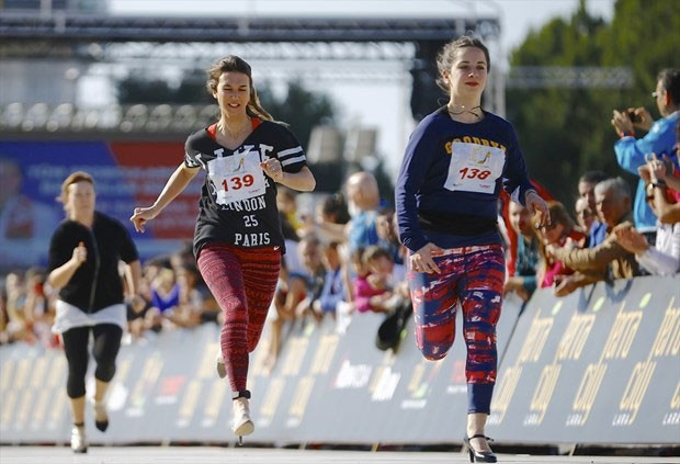 26 bin kadın 100 metreyi topuklularla koştular bakın neden - Resim: 4