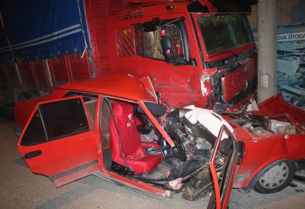 İzmir Bornova'da feci kaza! Yaralılar var - Resim: 0