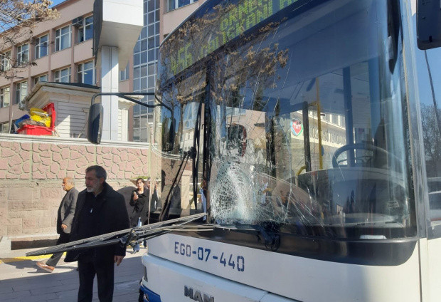 Ankara'da korkutan kaza! EGO otobüsü yayaya çarptı - Resim: 0