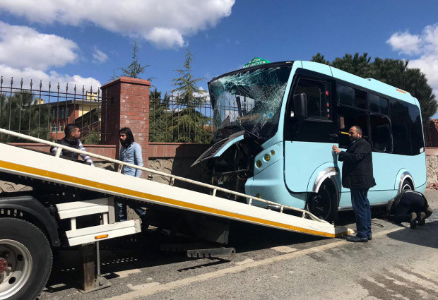 Maltepe'de minübüs duvara çarptı! Çok sayıda yaralı var - Resim: 0