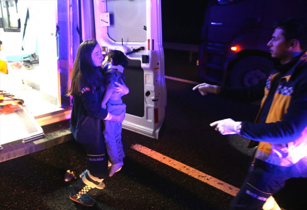 TEM Otoyolu'nda minibüs TIR'a çarptı: 5 ölü 3 yaralı - Resim: 0