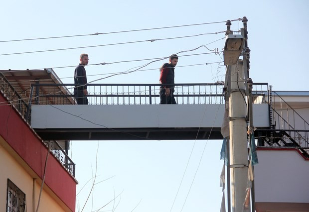 Çocukları yorulmasın diye evden eve üst geçit yaptı - Resim: 3