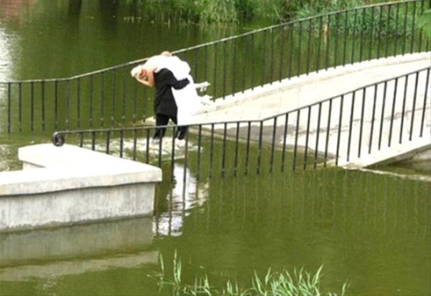 Sokakta bu halde koşan adamı görenler kaçışmaya başladı - Resim: 1