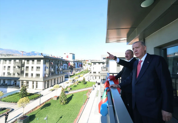 Cumhurbaşkanı Erdoğan'dan depremzede aileye ziyaret - Resim: 0