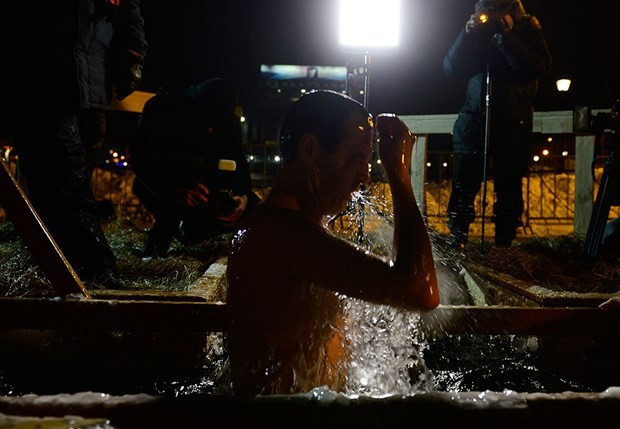 Günahlarından arınmak için buzlu suya girdiler! - Resim: 1