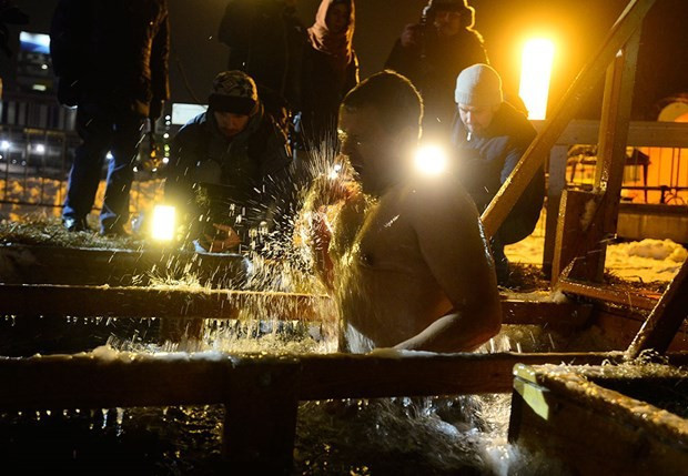 Günahlarından arınmak için buzlu suya girdiler! - Resim: 2