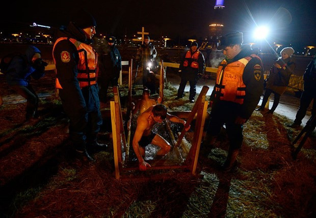 Günahlarından arınmak için buzlu suya girdiler! - Resim: 3