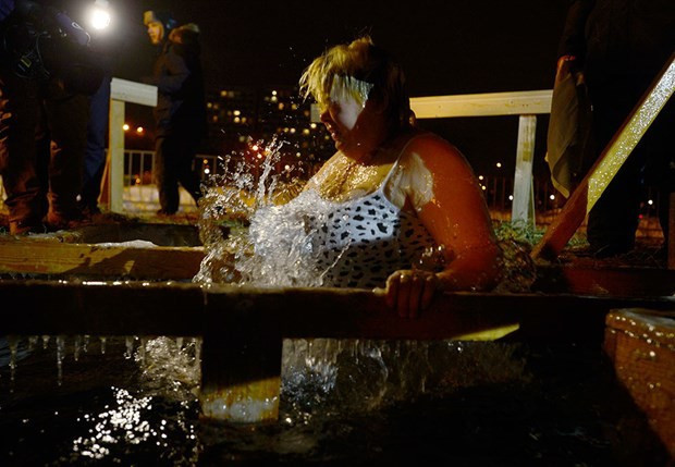 Günahlarından arınmak için buzlu suya girdiler! - Resim: 4