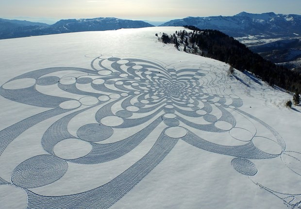 Kar üzerine dev tablolar çiziyor - Resim: 1