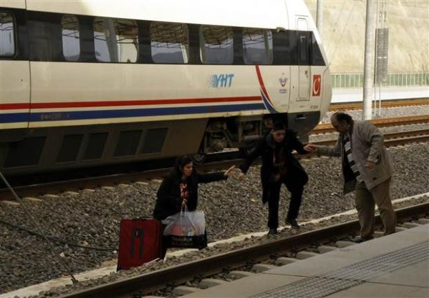 YHT yolcuları yola otobüsle devam etti - Resim: 3