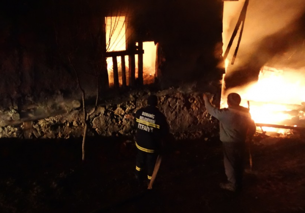 Kütahya'da iki ev ve iki ahır resmen kül oldu - Resim: 0