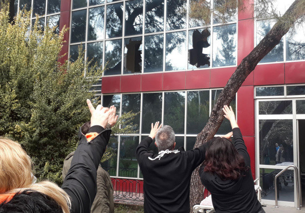 İzmir Tepecik hastanesinde büyük panik! Hastalar camdan tahliye edildi - Resim: 1