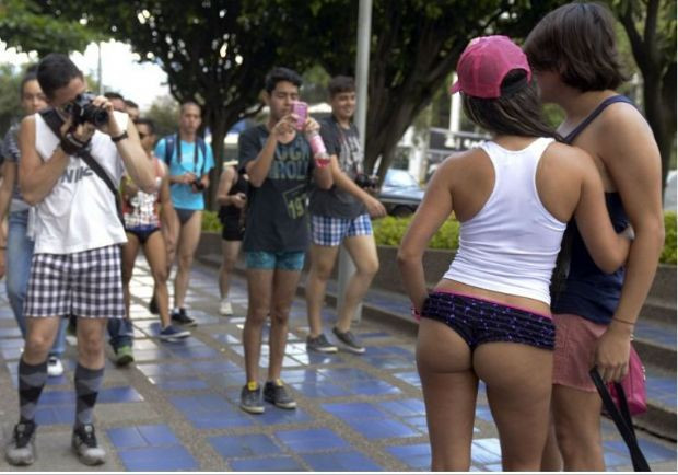 Çıplak eylemlere bir yenisi daha eklendi - Resim: 2