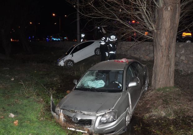 Kahramanmaraş'ta feci kaza! 2 otomobil çarpıştıktan sonra kanala uçtu - Resim: 0