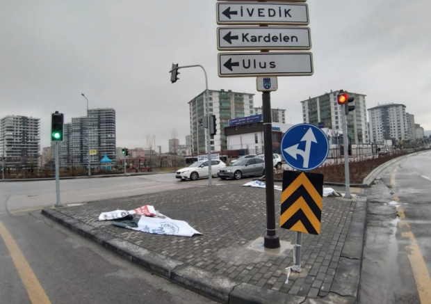 "Yenimahalle Belediye Başkan Adayı Veysel Tiryaki'nin pankartları kesildi" iddiası - Resim: 1