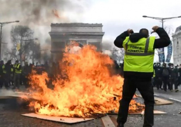 Paris'te Sarı Yelekliler mağazaları yağmalayıp etrafı ateşe verdi! - Resim: 3