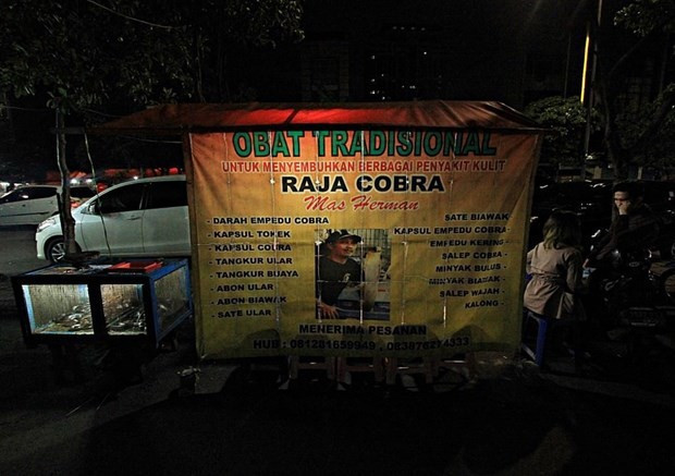 Yılanın kanından şurup yapıyorlar bir de yanına... - Resim: 2