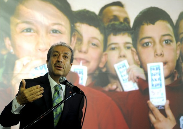 Bakan Eker çocuklarla süt içti - Resim: 1