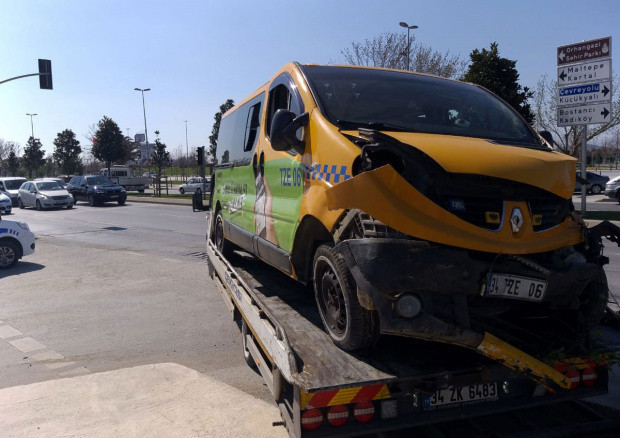 Maltepe'de dolmuş ile otomobil çarpıştı: Yaralılar var - Resim: 0
