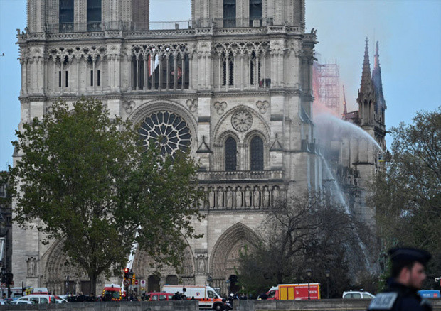 Notre Dame Katedrali alevlere teslim oldu - Resim: 1