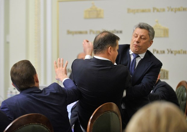 Mecliste yumruklu kavga vekiller birbirine girdi - Resim: 2