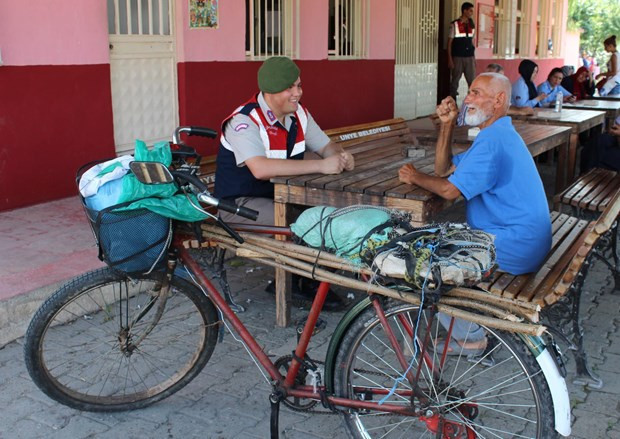 Torununu görmek için 100 km pedal çevirdi - Resim: 3