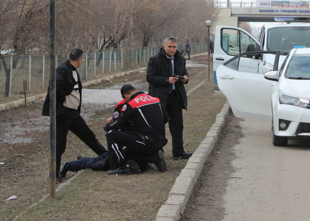 Erzurum'da kan donduran cinayet! Çocuklarının gözü önüde kurşunladı - Resim: 1